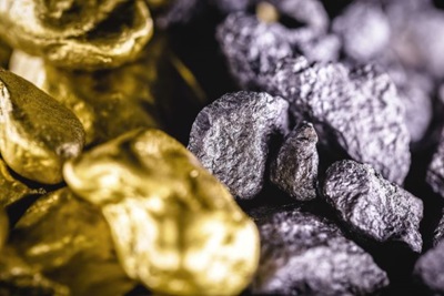 A lo largo de la historia, tanto el oro como la plata han demostrado ser in-versiones seguras en tiempos de incer-tidumbre económica